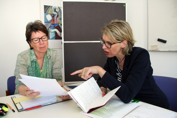 Mentorin Angela Thelen (links) und Mentee Eva-Maria Dech (rechts)
treffen sich regelmig zum gemeinsamen Austausch. Foto: Privat