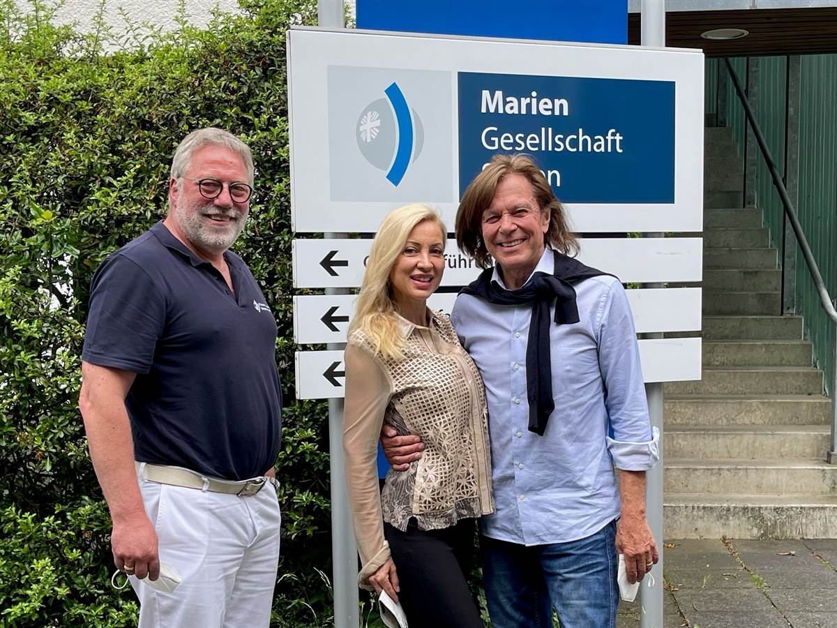 Von rechts: Jrgen Drews und seine Frau Ramona besuchten den Direktor des Instituts fr Klinische Immunologie, Dr. Karsten Franke, am Marien-Krankenhaus Siegen. (Foto: Mariengesellschaft) 