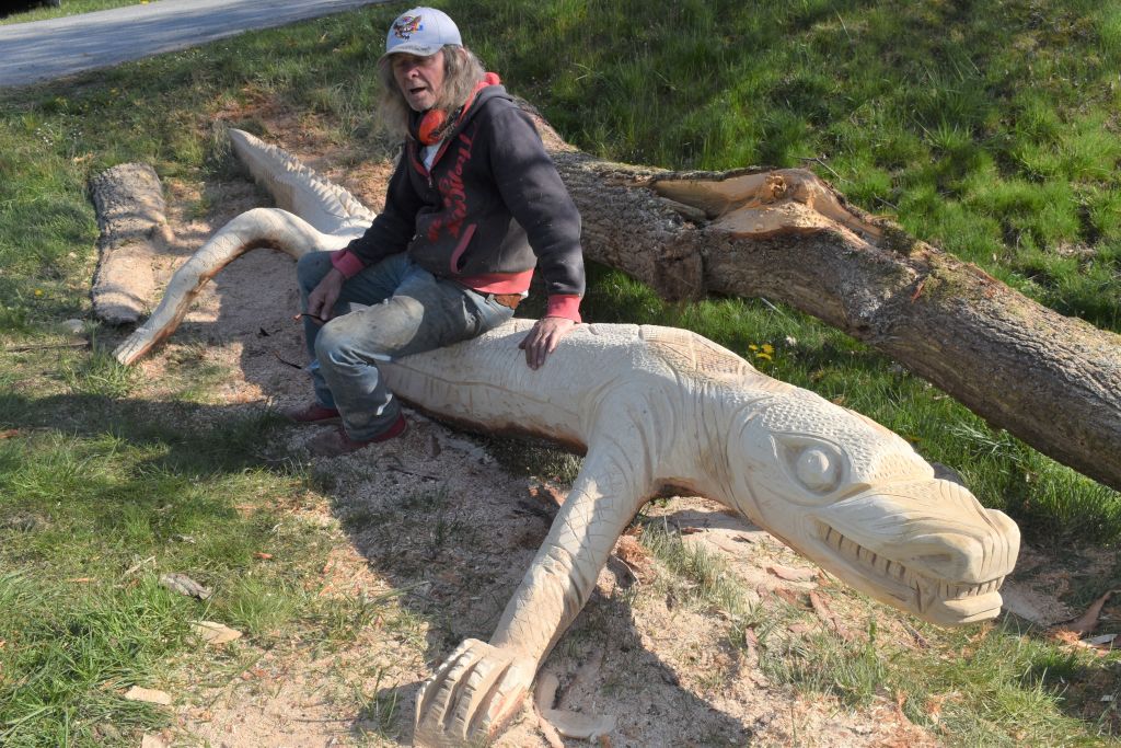 Jens Rser verschnert Kinderspielplatz in Selters