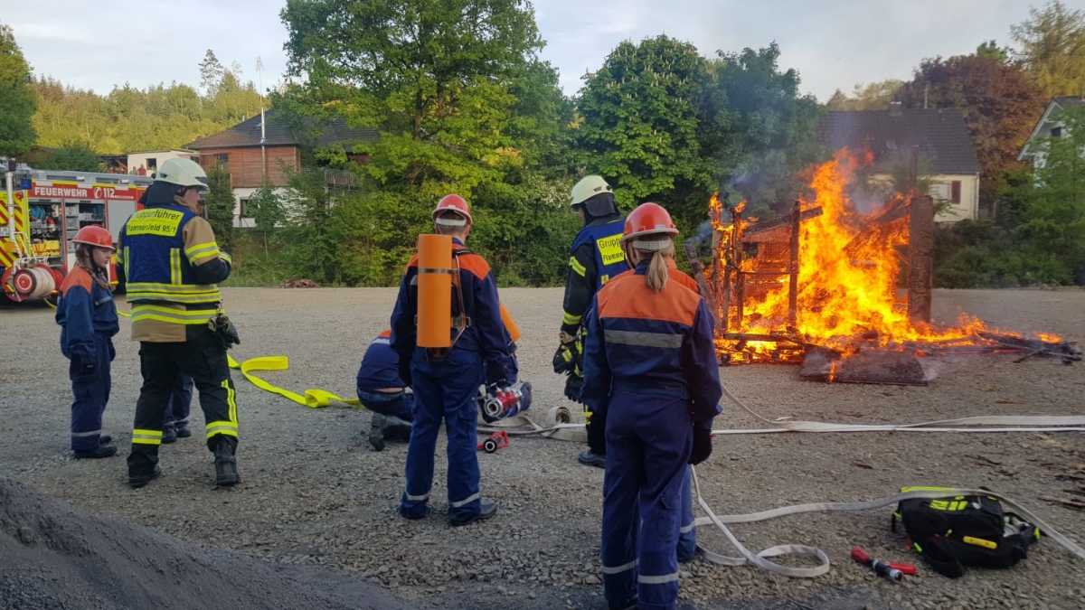 ber den Tag verteilt wurde so bis in den spten Abend zu zehn unterschiedlichen Einsatzszenarien alarmiert, zu welchen entweder eine der beiden Gruppen oder beide Gruppen zusammen ausrckten. (Fotos: Feuerwehr)