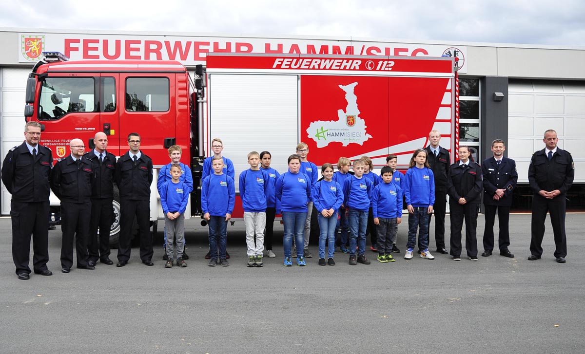 Stolz zeigten sich die Jugendfeuerwehrleute vor dem neuesten Fahrzeug des Lschzuges 