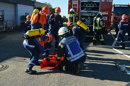 Die Schleifkorbtrage wird vorbereitet. Fotos: Klaus Khnen