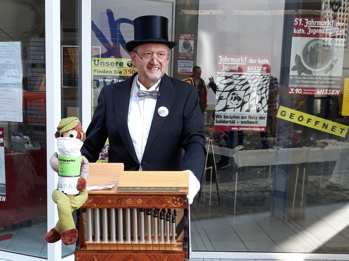 Drehorgelspieler Harald Heidemann wird auch in diesem Jahr wieder die Besucher vor dem Laden mit Musik begren. Die ffnungszeiten findet man unter dem Artikel. (Bilder: katholische Jugend Wissen)