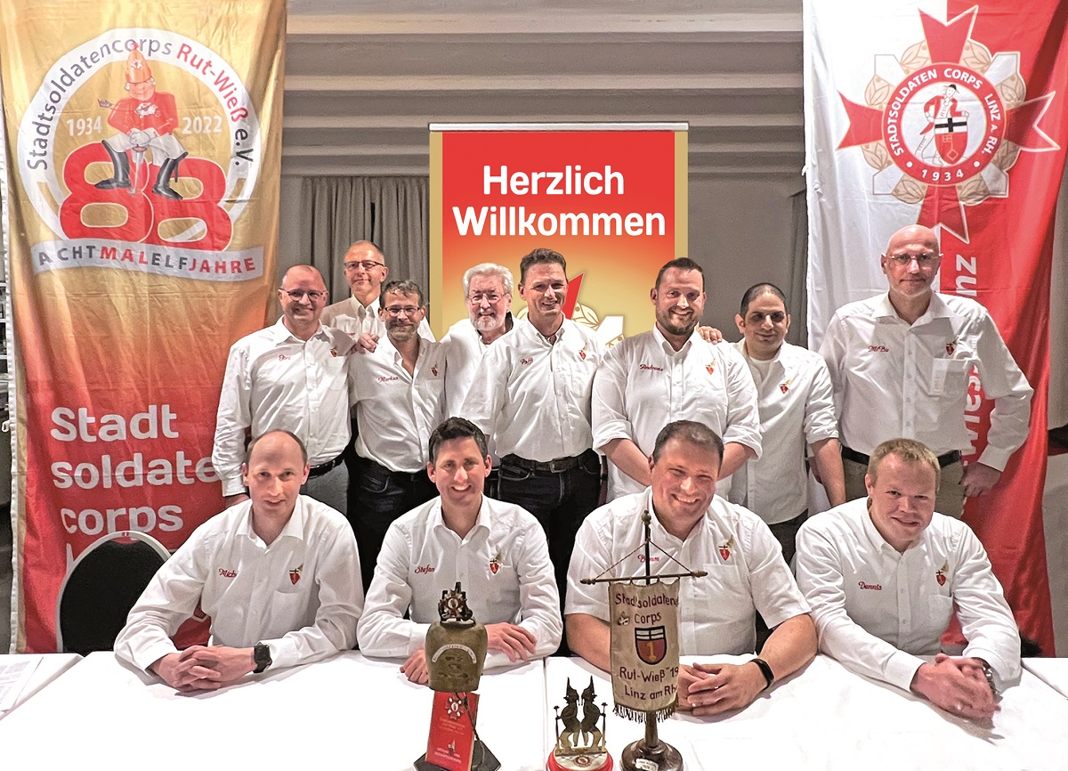 Sitzend v.l: Michael Westhofen, Stefan Unkel, Michael Degen, Dennis Wester, stehend v.l.: Jrg Kahlert, Thorsten Brandt, Markus Mollberg, Bert Gaebler, Markus Paffhausen, Andreas Salz, Bjrn Profitlich, Michael Buch. Es fehlt Friedhelm Trapp. (Foto: privat)
