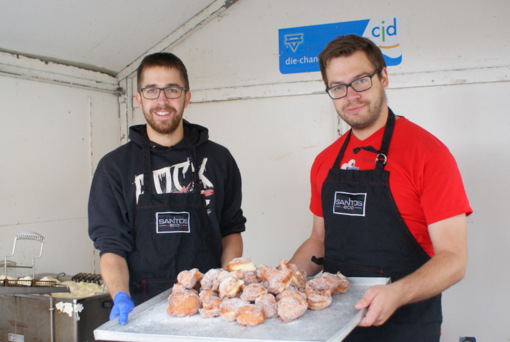 Jan (links) und Thomas Lobjinski haben schon frh am Morgen Krbbelchen fr den guten Zweck gebacken und verkauft. (Foto: as) 