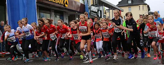 Das Foto zeigt den Start 2016 des Schlerinnen-Laufes ber 1000 Meter. Foto: Ski-Club Wissen