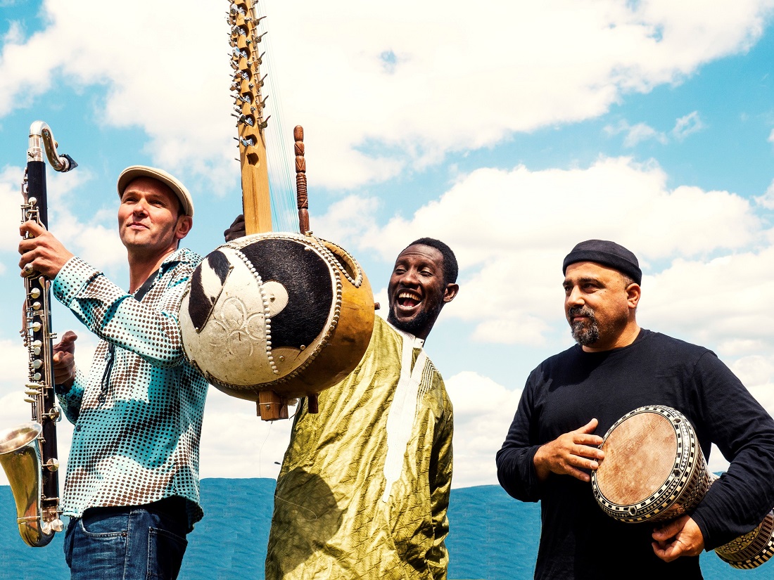 Vereint virtuose Musiker aus dem Senegal, Israel und der Schweiz: das Trio JMO ist am 24. Juli in Hhr-Grenzhausen zu erleben. (Fotoquelle: Kleinkunstbhne Mons Tabor)