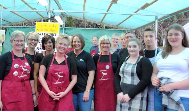 Das Team der Schlemmerhtte sorgte einmal mehr fr die Umsetzung des klassischen Jahrmarkts-Mottos: Zwei Tage lasst die Kche kalt, wir kochen dann fr Jung und Alt! (Foto: kk)