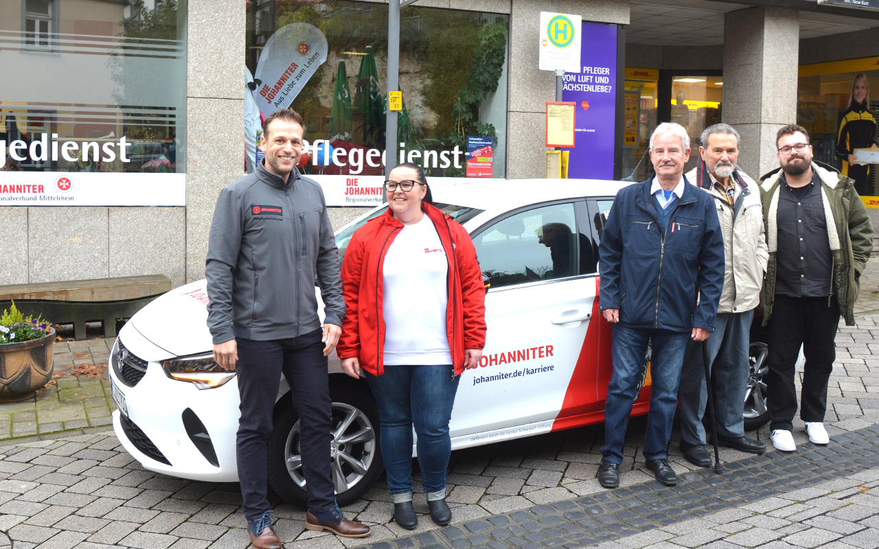 bergabe des neuen Pflegeautos vor der Dienststelle in der Rathausstrae. (Fotos: Wolfgang Rabsch)