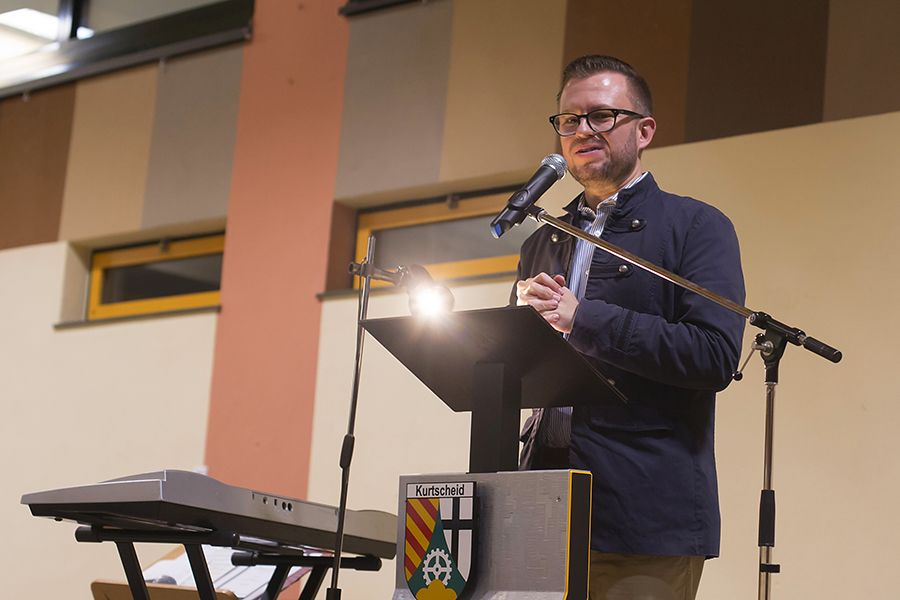 Buch trifft Musik in der Wiedhhenhalle in Kurtscheid mit Autor Jrg Bhm