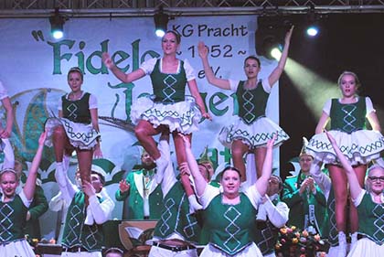 Die Tanzcorps der "Fidelen Jongen" Pracht glnzten in der Sitzung. Fotos: kk