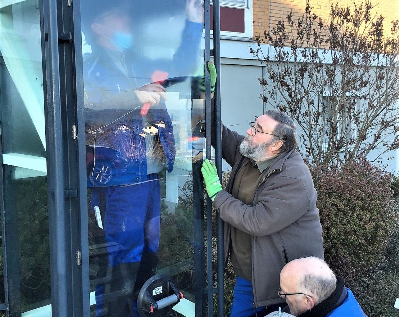 Mitglieder des Frdervereins der Einrichtung beim Einsetzen der neuen Glasscheiben fr das Metallgehuse der Josefsstatue am Ignatius-Ltschert-Haus. Foto: privat 