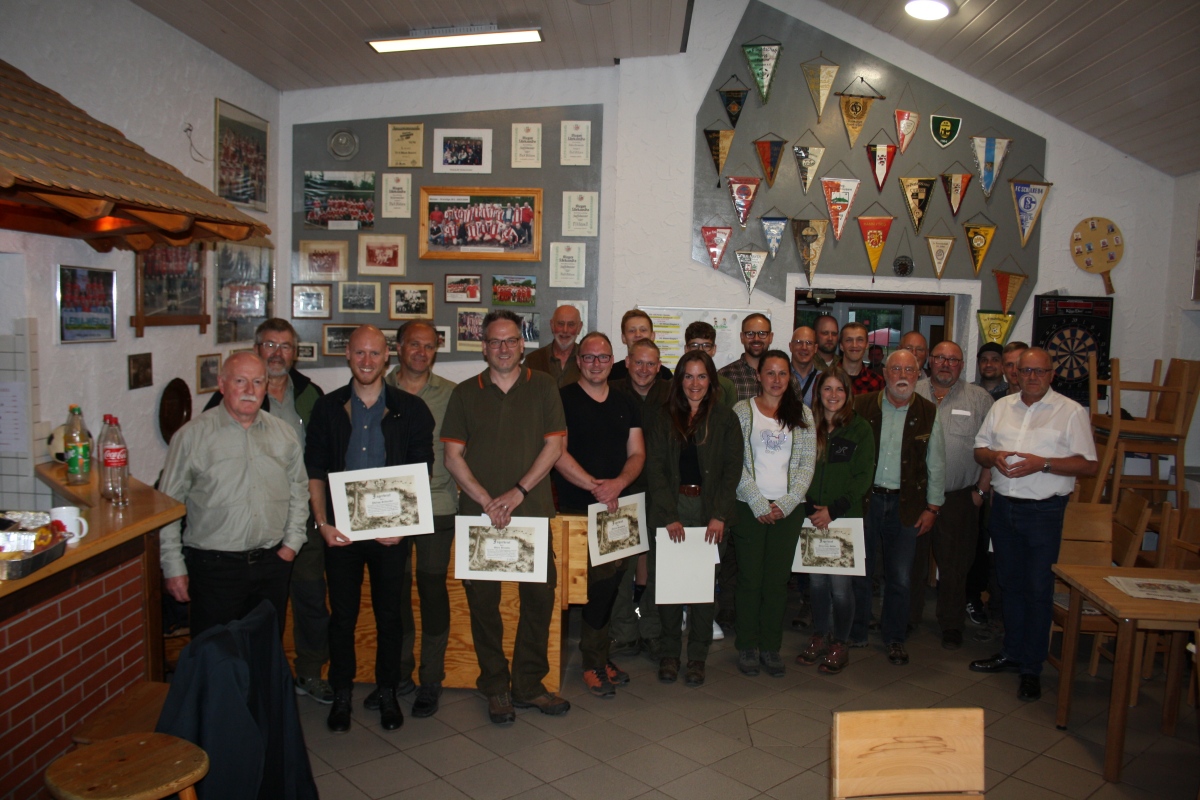 Drei Frauen und 14 Mnner haben erfolgreich nach einem Jahr Ausbildung die Jagdprfung bestanden im Kreis Altenkirchen. Nun drfen sie sich Jungjger nennen. Die ersten Gratulanten waren Landrat Dr. Peter Enders, Kreisgruppenvorsitzender Dr. Heiner Nllgen sowie der Kreisjagdmeister Jrg Wirths.