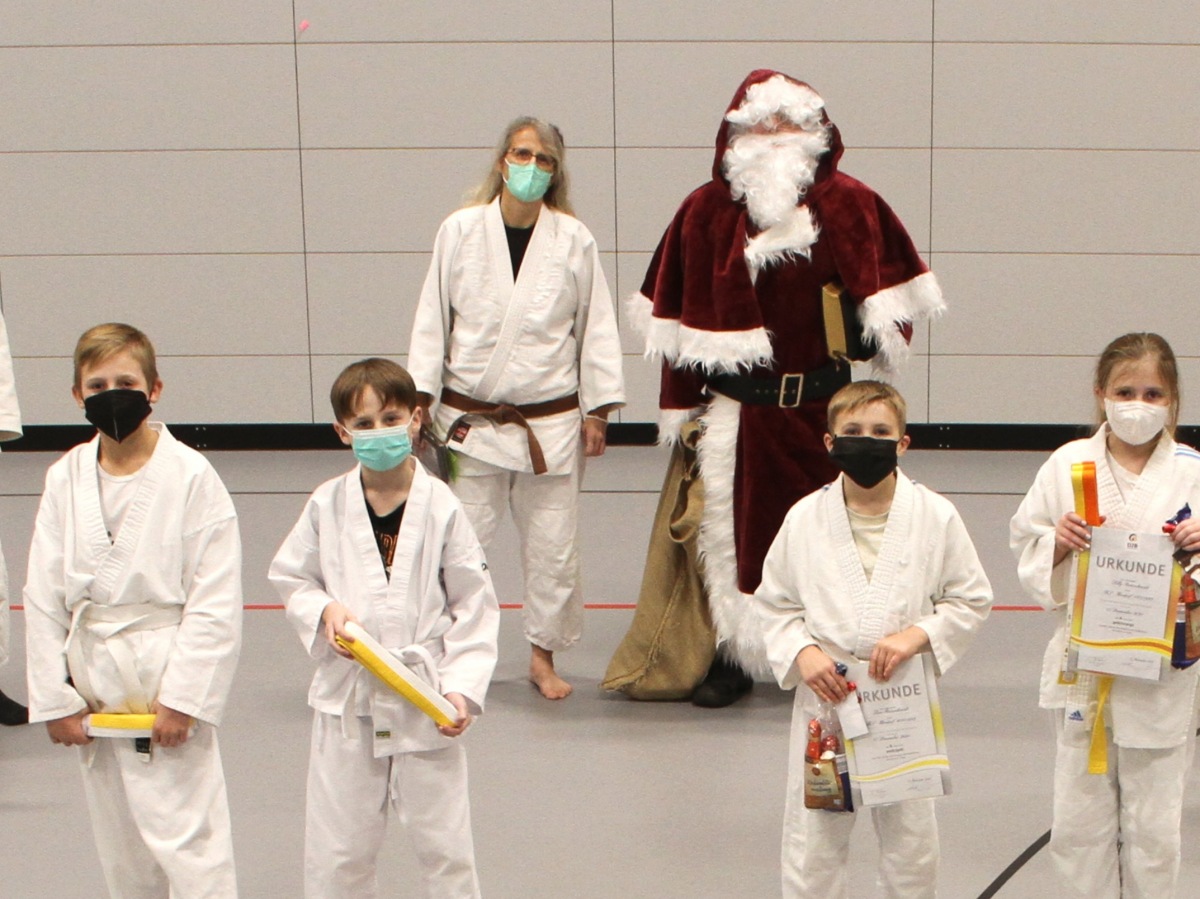 16 erfolgreiche Prfungen und ein Nikolaus-Besuch beim Budo-Sport Herdorf
