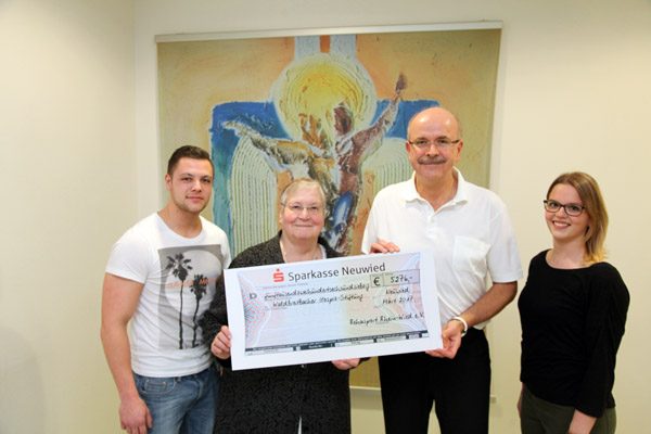 Den berdimensionalen Spendenscheck ber 5.276 Euro berreichten Johannes Zielinski (Zweiter von rechts) sowie Patricia Bck und Martin Lohner vom Schlerrat der Reha Rhein-Wied an Schwester Marianne Meyer (Zweite von links) vom Vorstand der Waldbreitbacher Hospiz-Stiftung. Foto: hf