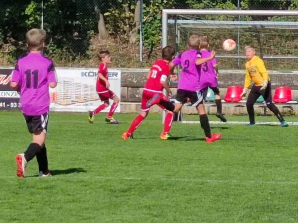 Vor Kurzem begrte die E3 der Jugendspielgemeinschaft (JSG) Siegtal/Heller die E2 der JSG Rothenbach auf dem Rasenplatz in Alsdorf.