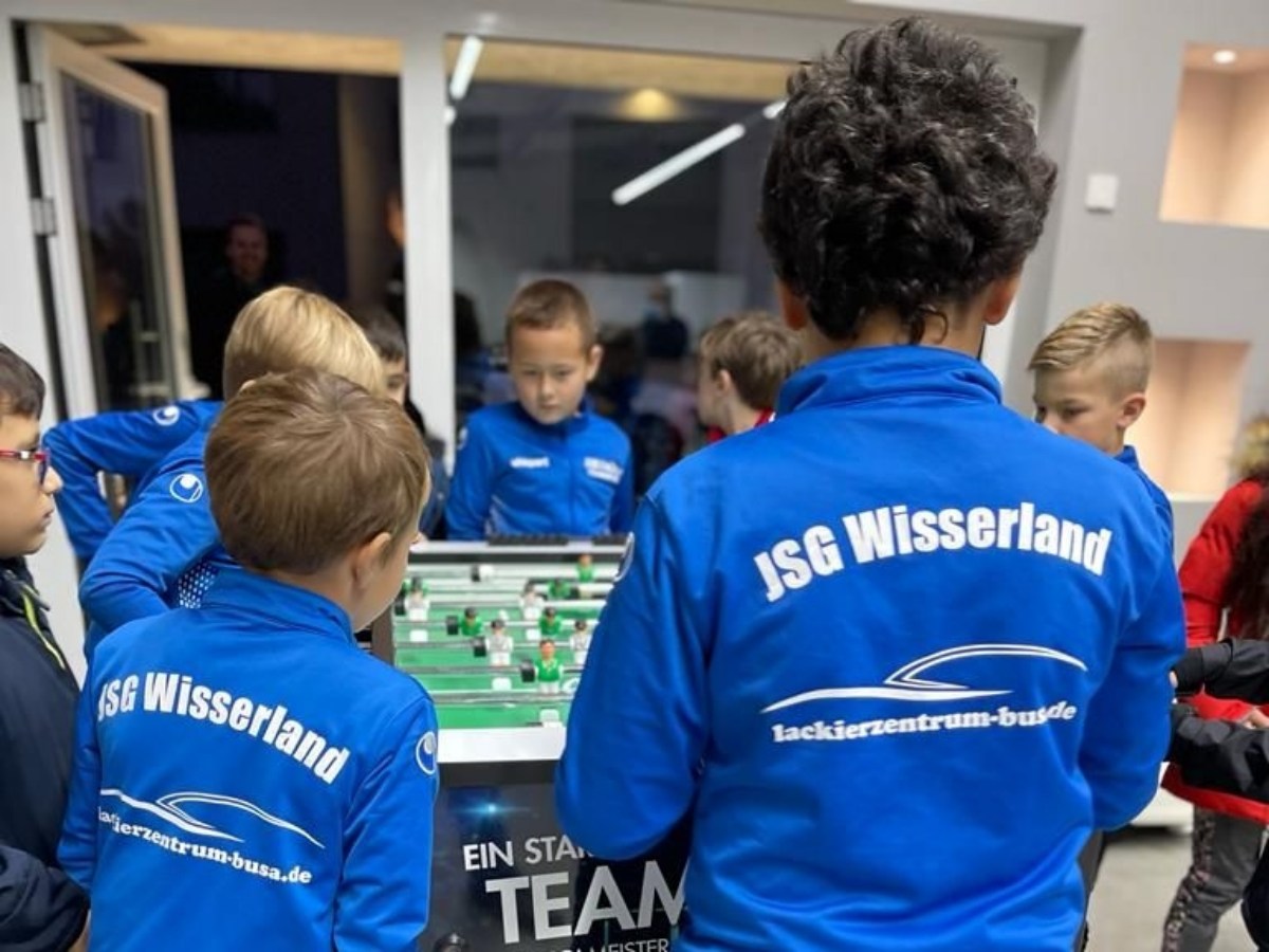 Beim Eintreffen der Kinder wurde zunchst der firmeneigene Kicker der Autolackiererei Busa in Beschlag genommen. (Foto: VfB Wissen)