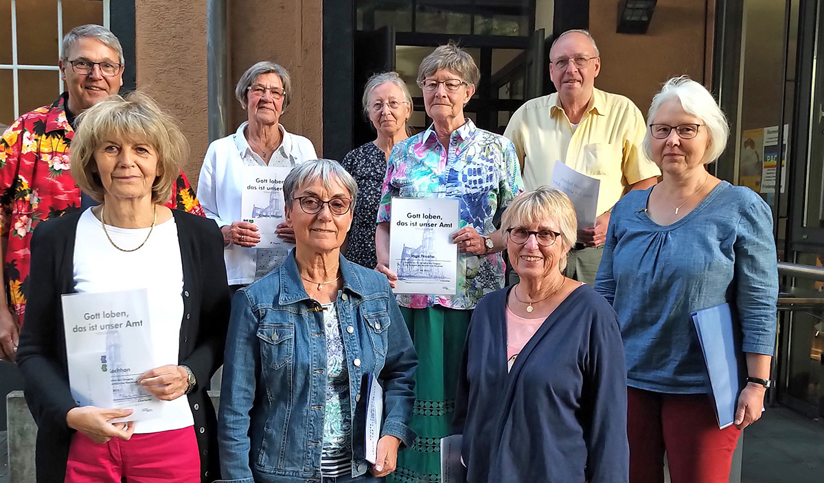 Hiltrud Kochhan (vorne von links), Gisela Ehlscheid, Sigrid Niehrster und Katharina Bosse-Erhardt, hinten von links Thomas Schmidt, Gisela Weigen, Ute Brandt, Inge Nicolei und Jens Reinhardt. (Foto: Kantorei)