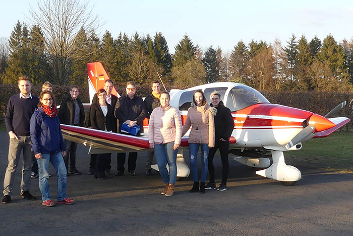 Die JU informiert sich direkt auf dem Flugplatz. Foto: privat