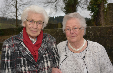 Maria Solbach, geb. Hermann (links), und Martha Koch, geb. Orthen, feierten ihre Eichenkommunion. (Foto: Hermann-Josef Schuh)