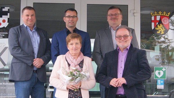 Marion Stahl im Kreis der Gratulanten. (Foto: Verbandsgemeinde Wissen)