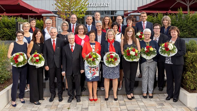 1.Reihe v.l.n.r.: Anette Jung, Sibylle Hlzemann-Gsel, Daniel Wittershagen, Klaus-Peter Pilawa, Elisabeth Mller, Gabriele Marenbach, Monika Christmann, Ulrike Lbig, Heike Zeise,
2. Reihe v.l.n.r.: Manuela Hansen, Judith Rosenkranz, Beatrix Molzberger, Alexandra Schumacher, Astrid Kaiser, Susanne Schfer, Silvia Loos, Cornelia Kranz, Brbel Decku, 
3. Reihe v.l.n.r.: Michael Bug, Theo Wagener, Mario Klein, Nicole Schneider, Andreas Grg, Kornelia Biers, Dr. Andreas Reingen. Foto: Sparkasse
