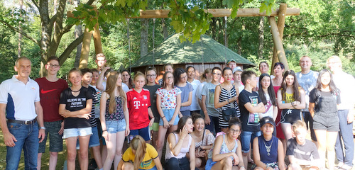 In Wlmersen traf Altenkirchens Brgermeister Fred Jngerich (links) die franzsischen Gste beim Grillfest. (Foto: Verbandsgemeindeverwaltung Altenkirchen)  