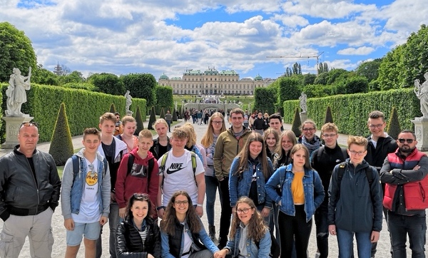 Die Jugendlichen und ihre Betreuer beim Besuch des Schlosses Belvedere in Wien. (Foto: privat) 