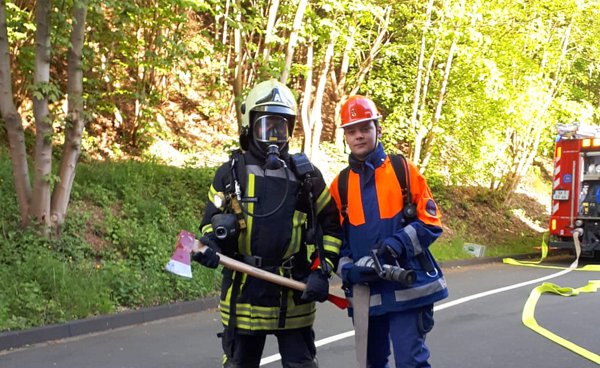 Das Besondere bei der gemeinsamen bung: Ein Trupp  eine taktische Einheit, bestehend aus zwei Wehrleuten  setzte sich immer aus einem Aktiven der Wehr und einem Jugendlichen zusammen. (Foto: Feuerwehr Kirchen)