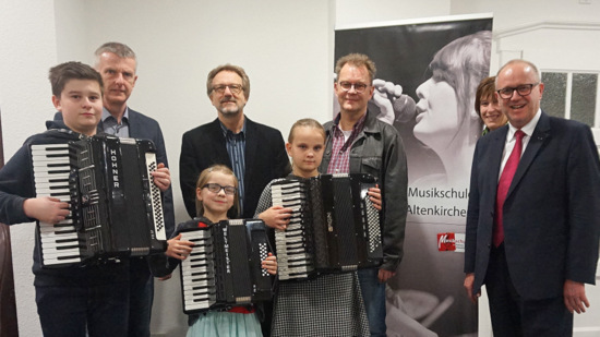 Die Preistrger der Kreismusikschule Altenkirchen beim 56. Wettbewerb Jugend Musiziert wurden vom Frderverein der Schule ausgzeichnet: (von links) Julian Schimpf, Michael Wagner (Lehrkraft), Angelina Lokay, Michael Ullrich (Schulleiter), Laureen Keller, Gerd Dittmann (Vorstand Frderverein Musikschule), Stefanie Neuhoff (Kreismusikschule) und Peter Enders (Vorsitzender Frderverein Kreismusikschule). (Foto: Kreismusikschule)
