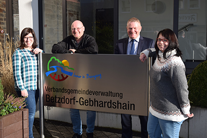 Die Jugendpflege der Verbandsgemeinde Betzdorf-Gebhardshain hat zum 1. Februar mit Jenny Mller (rechts) eine neue Mitarbeiterin. Brgermeister Bernd Brato (2. v. rechts) sowie die Jugendpfleger Siebel Schmick (links) und Ingo Molly freuen sich ber die Verstrkung des Personals. Foto: Verwaltung