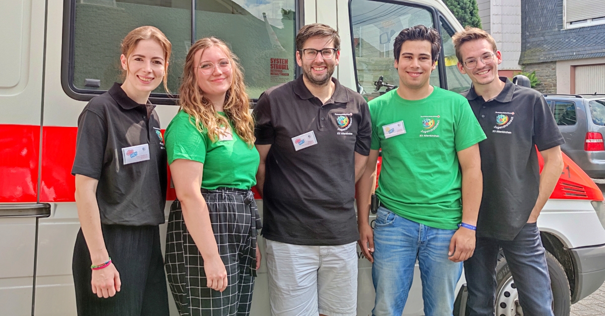 Die neuen Gruppenleiter (grne Shirts) arbeiten eng mit der Kreisjugendleitung (schwarze Shirts) zusammen. V. l. n. r.: Ann-Kathrin Wisser, Klara-Zoe Schweitzer, Philipp Kohl, Sami-Cedric Schmidt, Lukas Wroblewski. (Foto: Jugendrotkreuz)