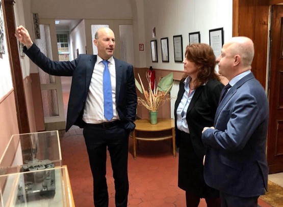 Die FDP-Politiker Michael Theurer und Sandra Weeser mit Geschftsfhrer Jrg Kamper bei Jungenthal Wehrtechnik. (Foto: privat)