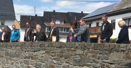 Unser-Dorf-hat-Zukunft: Die Jury beim Rundgang durch Hof. (Foto: Pressestelle der Kreisverwaltung)
