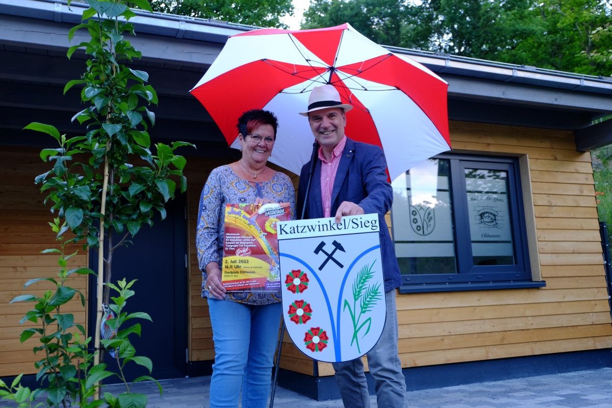 Am Samstag, 2. Juli steigt die Jeck ungerm Sonnenschirm-Party auf dem Dorfplatz in Elkhausen. Auf viele Gste freuen sich Jutta Holschbach (Spielerfrauen) und Sitzungsprsident Ernst Becher. (Foto: KathaBe) 