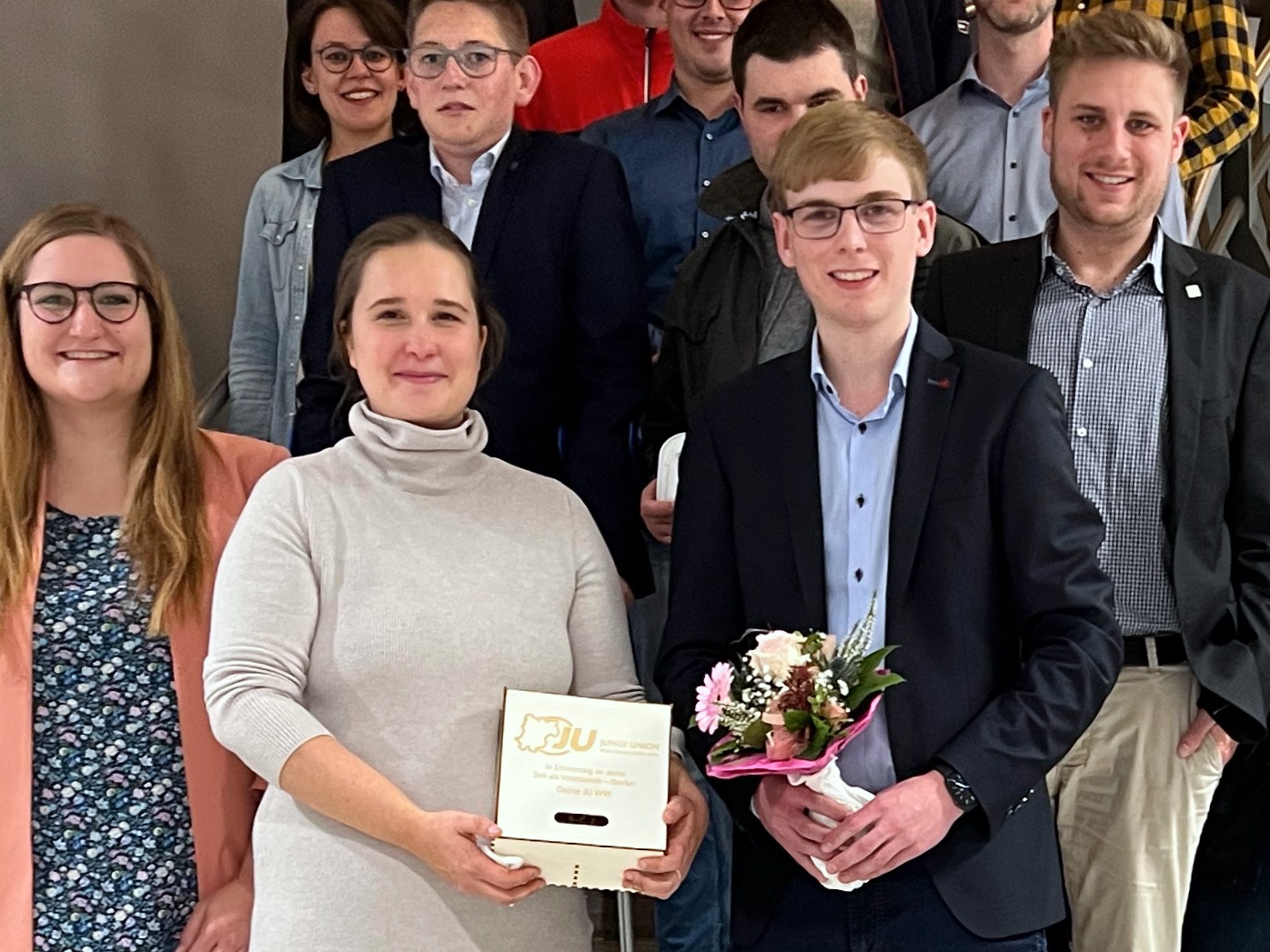 Robert Fischbach (vorne rechts) ist der Nachfolger von Frederike Schroer (vorne links). Komplettes Gruppenbild unter Artikel. (Foto: JU Westerwald) 