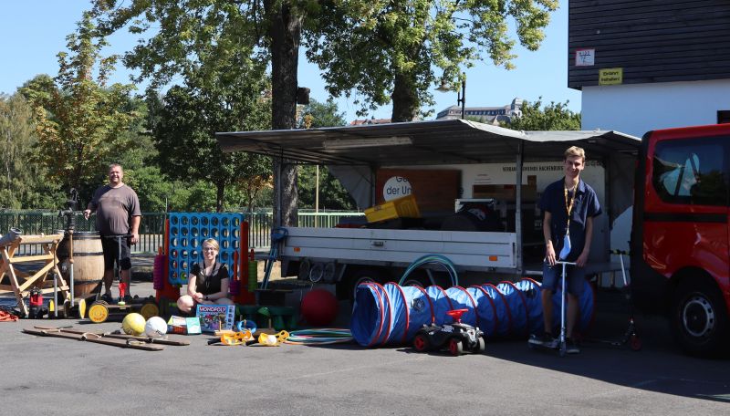 Team des Jugendzentrums Hachenburg mit Equipment. Foto: privat