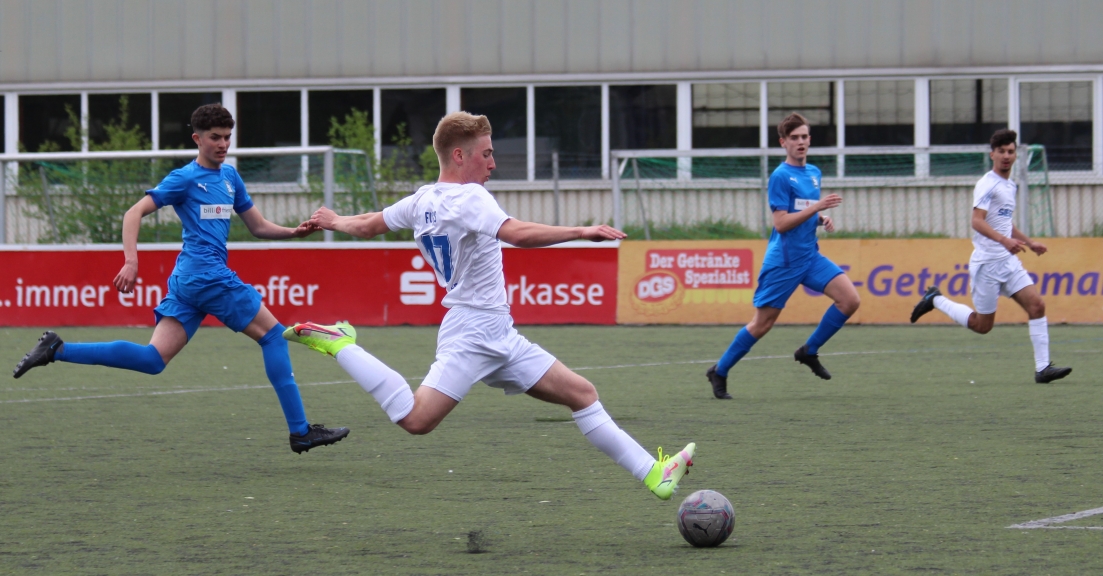 Micha Fuchs beim Torschuss, im Hintergrund Faruk Cifci. (Foto: JSG Wisserland)