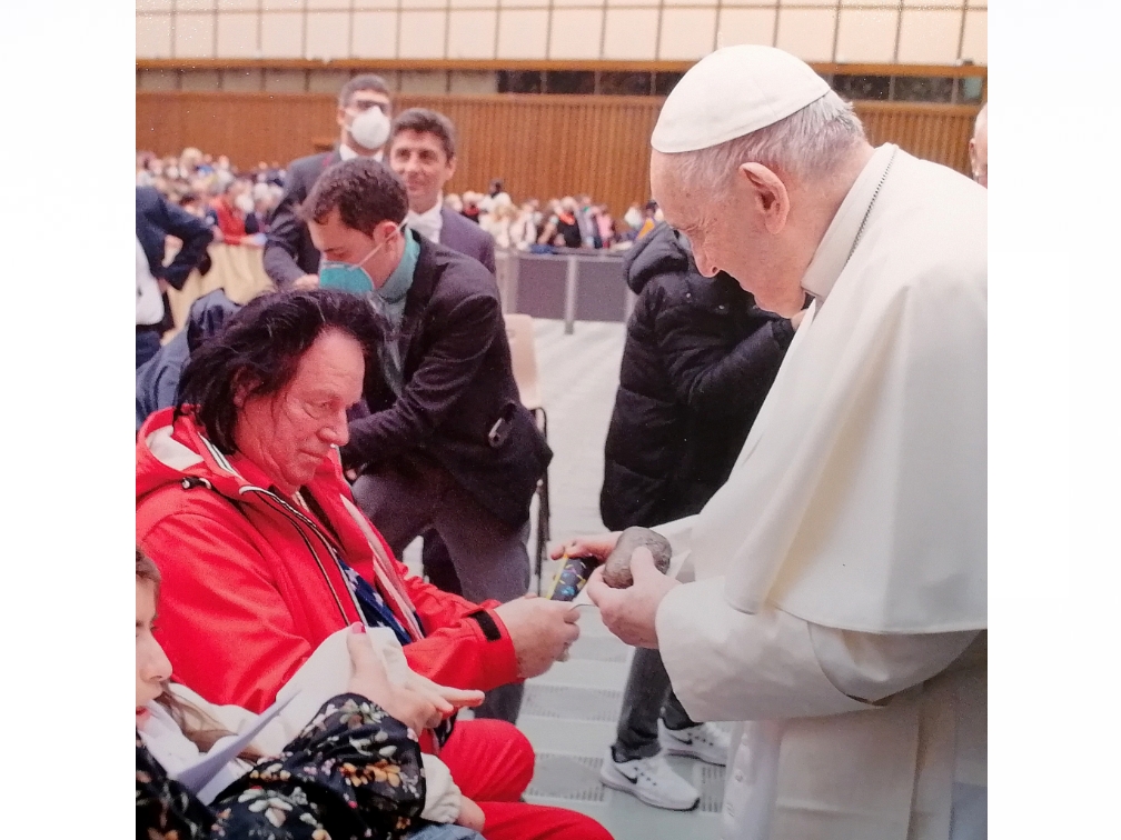 Papst Franziskus begrt Jonny Winters vom Elvis-Museum Kircheib 
