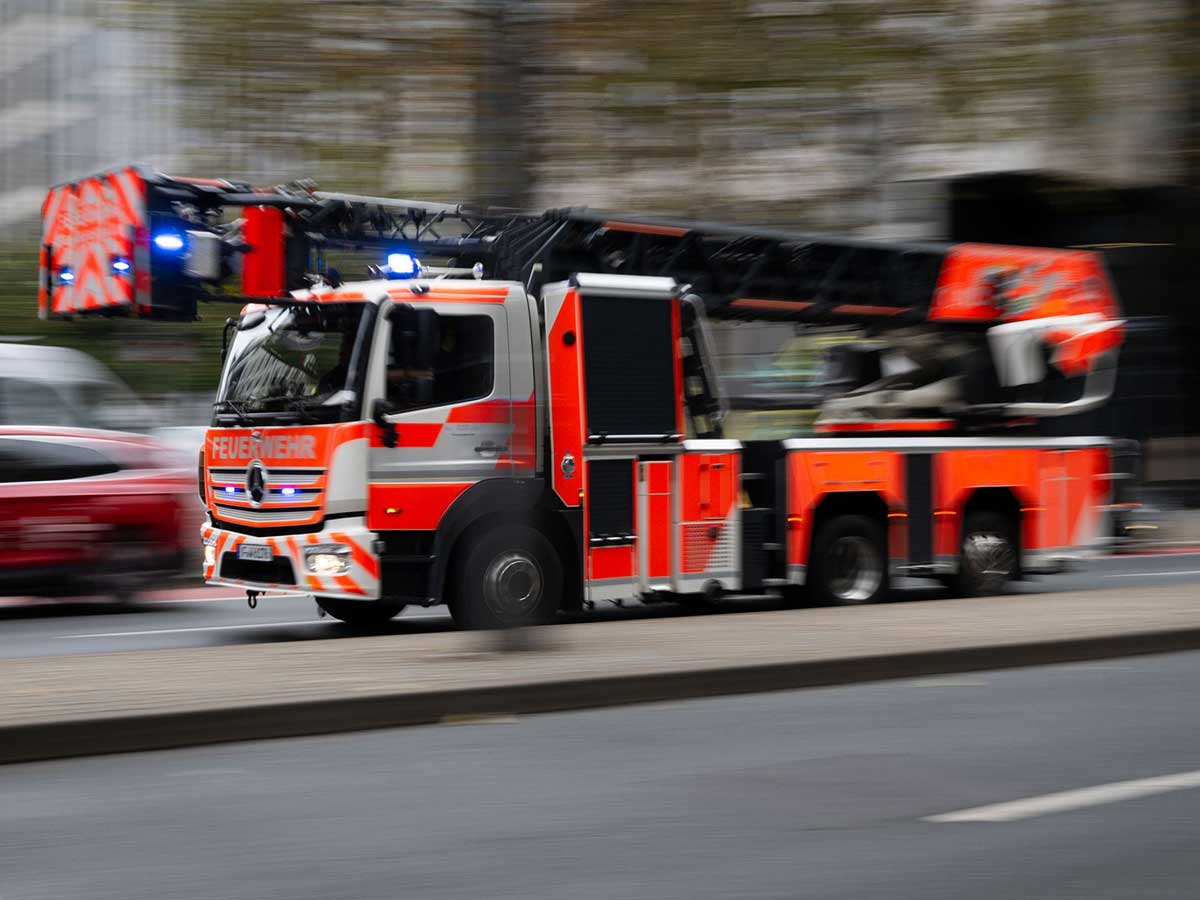 Feuerwehreinsatz. (Foto: Boris Roessler/dpa)