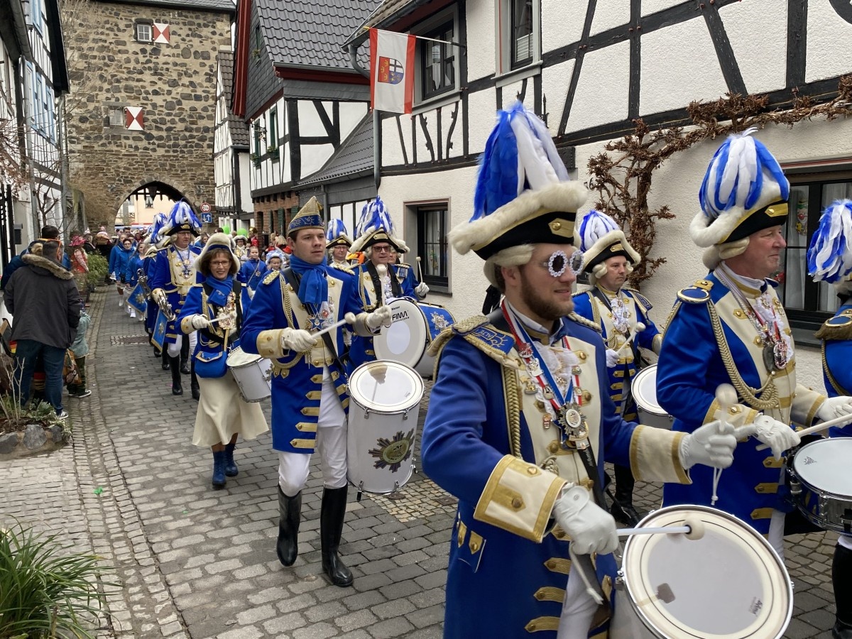 Narren fllen die Straen von Erpel beim Karnevalsumzug 2024