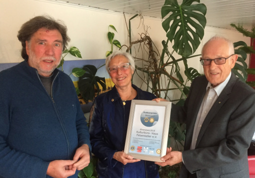 Doris Kpke (Prsidentin des Lions Clubs Altenkirchen-Friedrich Wilhelm Raiffeisen), und Werner Schmitt (Lions Club Westerwald, rechts) berreichten Helmut Nllgen, Geschftsfhrer des Haus Felsenkeller, den Ehrenpreis. (Foto: privat)