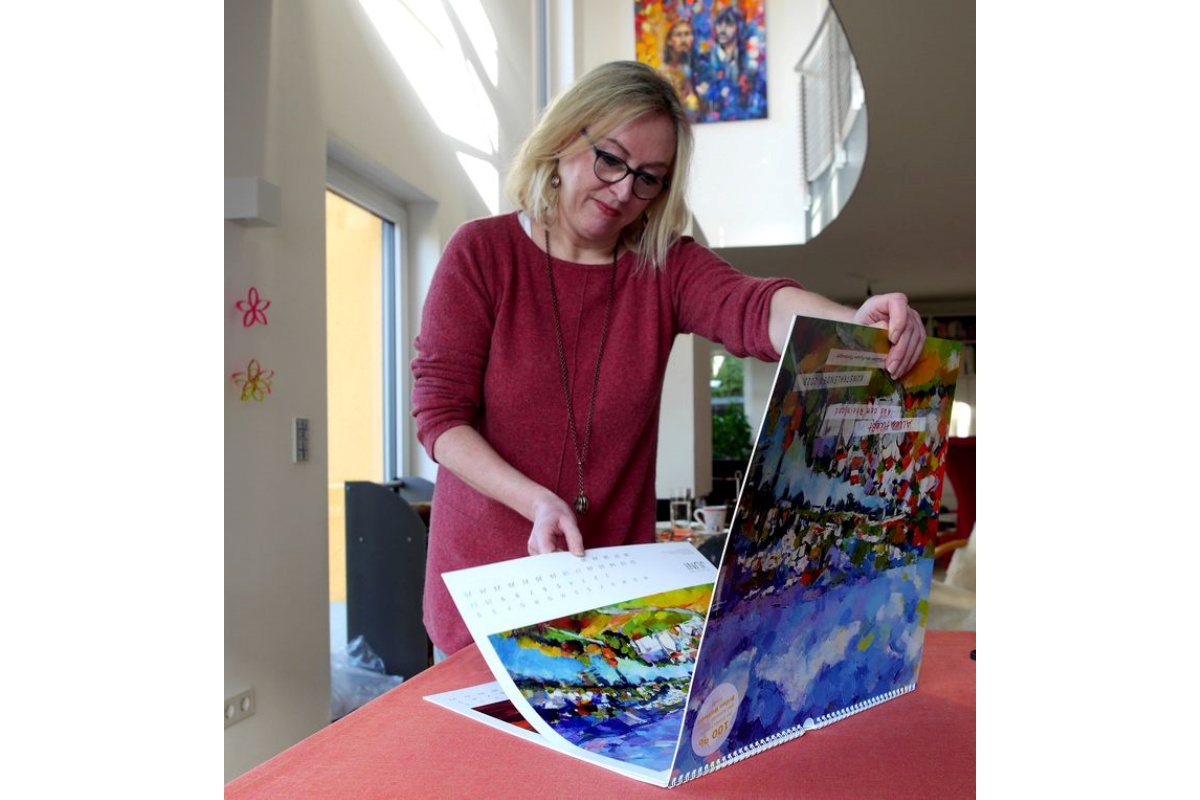 Die Knstlerin Miriam Montenegro hat den Kalender "Alles fliet  Bilder aus dem Rheinland" fr 2023 herausgebracht. (Foto: Henny Monzel-Ellermann)