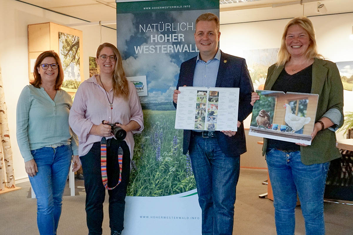 ber den druckfrisch erschienenen Foto-Coupon-Kalender freuen sich (v. l. n. r.) Kerstin Guckert (Tourist-Information Hoher Westerwald), Fotografin Sabrina Hopstein, Brgermeister Gerrit Mller und Bianca Weber (Tourist-Information Hoher Westerwald).
Foto: Tourist-Information Hoher Westerwald