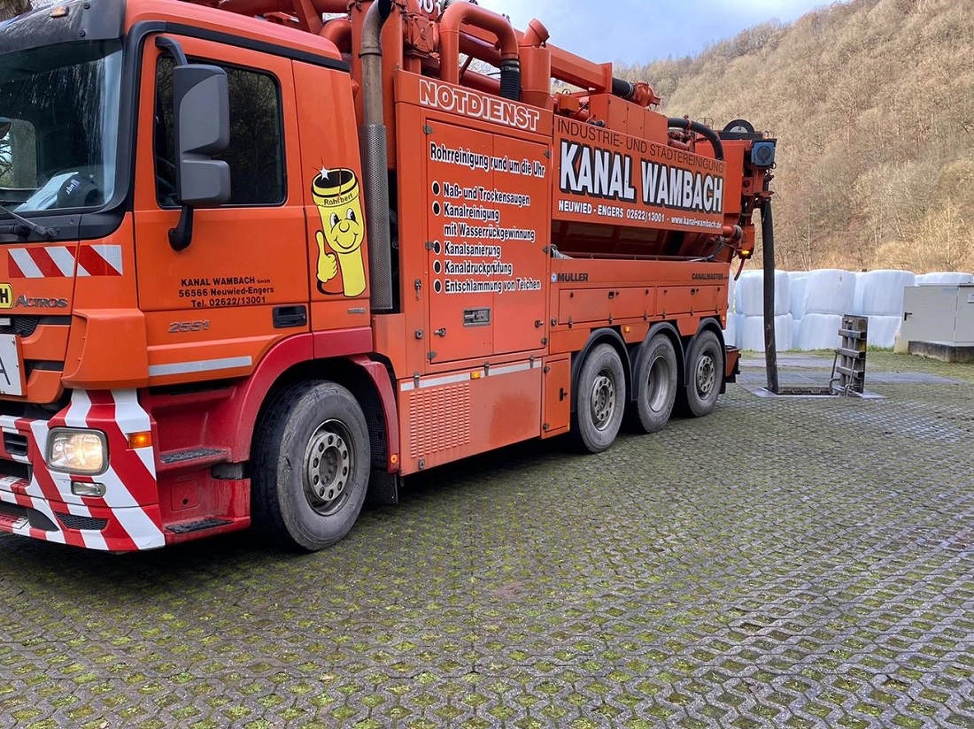 Im Regenberlaufbecken im Gelbachtal ist eine Pumpe ausgefallen. LKW saugen das gesammelte Schmutzwasser ab und bringen es zur Klranlage Montabaur. (Fotoquelle: Verbandsgemeinde Montabaur) 