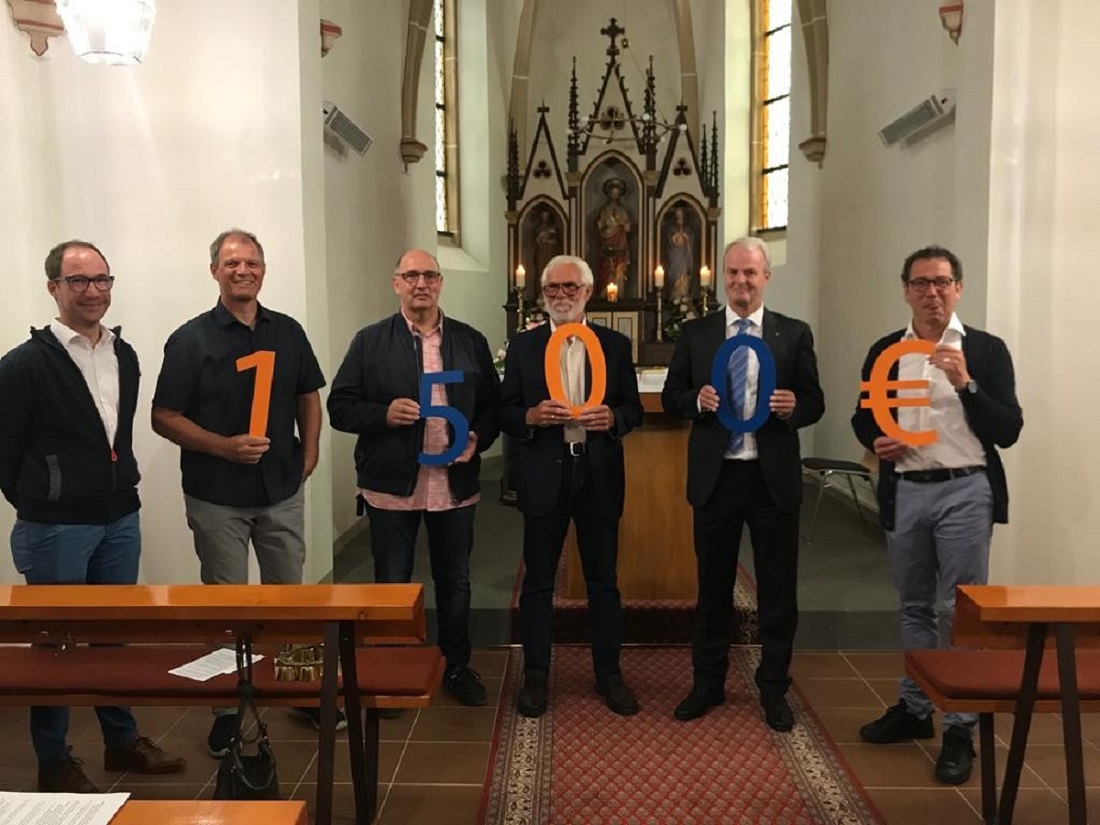 Bei der symbolischen Spendenbergabe (v.l.): Stefan Plag, Wolfgang Buchholz, Bruno Lorscheid, Toni Stmper, Konrad Breul, Pfarrer Lothar Anhalt. (Foto: privat)