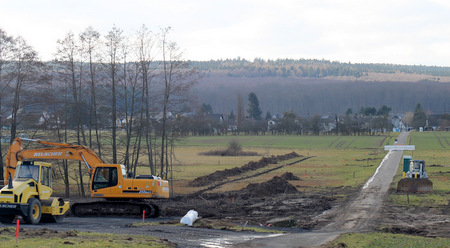 Am Kappesgrtenweg in Montabaur wurde mit dem Bau eines Hochwasserrckhaltebeckens begonnen. Der Fuweg kann whrend der Bauzeit von rund vier Monaten nicht von Fugngern, Radfahrern und landwirtschaftlichen Fahrzeugen passiert werden. (Foto: Verbandsgemeindeverwaltung Montabaur) 