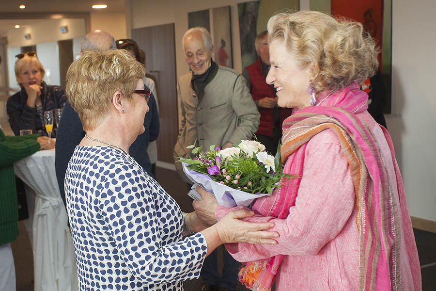 Die Knstlerin Karin Luithlen (rechts) bekommt von der Krankenhausoberin Therese Schneider Blumen berreicht. Fotos: Helmi Tischler-Venter und Wolfgang Tischler