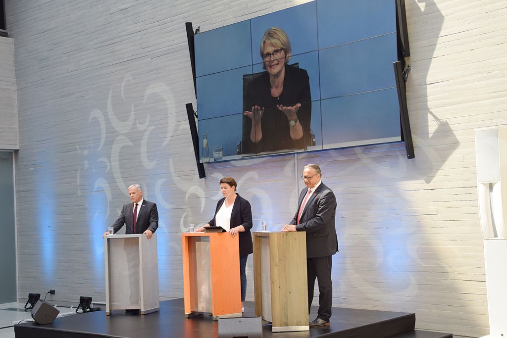 Zur Auftaktveranstaltung der bundesweiten Veranstaltung Sommer der Berufsbildung" tauschte sich Bundesbildungsministerin Anja Karliczek online mit HwK-Hauptgeschftsfhrer Ralf Hellrich (rechts) und Prsident Kurt Krautscheid (links) aus, moderiert durch Kristina Schmidt (Mitte). Fotos: HwK Koblenz