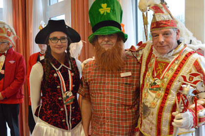 Prinzenmariechen Alina Tochenhagen, Heimleiter Andreas Artelt und Prinz Jrg I. (von links) Fotos: pr